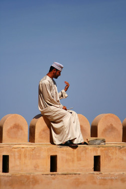 Talking to to hand, Oman