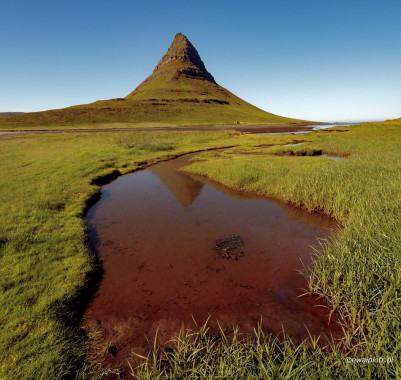 Góra Kirkjufell i kałuża, Islandia