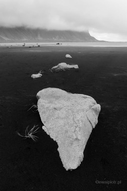 Kamień przed Vestrahorn, Islandia
