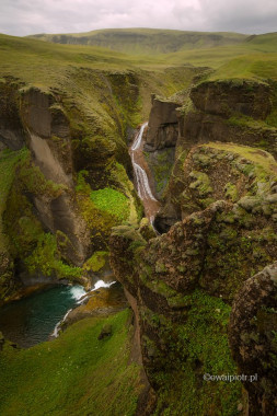 Wodospady w kanionie Fjaðrárgljúfur, Islandia
