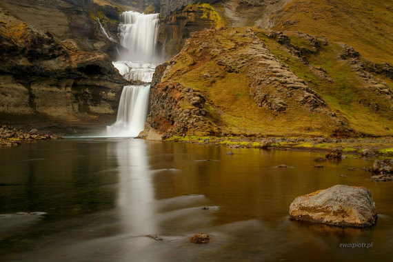 Ofaerufoss, odbicie i kamień, Islandia