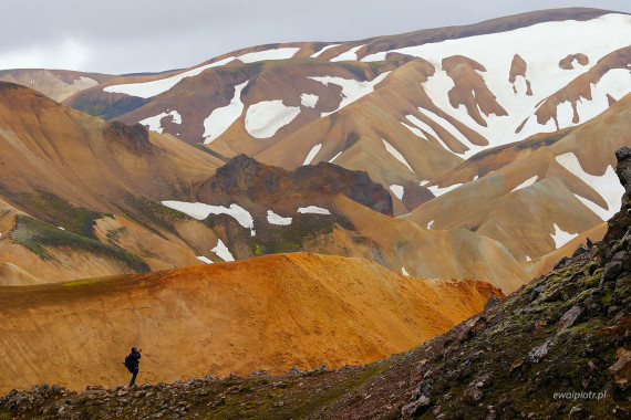 Wędrowiec na wzgórzach Landmannalaugar, Islandia