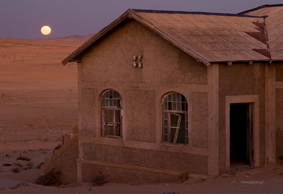 Księżyc nad Kolmanskop, Namibia