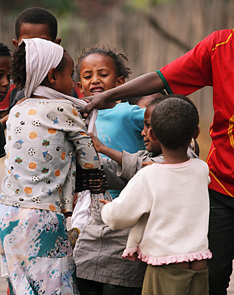 Zadyma w Lalibeli, Etiopia, walczące dzieci