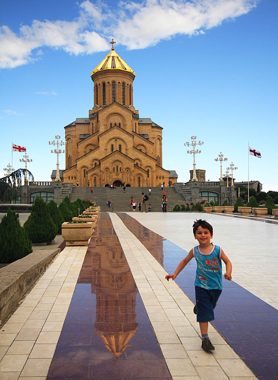 Zabawy w Tbilisi, Gruzja, biegnący chłopiec, Cminda Sameba, katedra