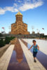 Zabawy w Tbilisi, Gruzja, biegnący chłopiec, Cminda Sameba, katedra