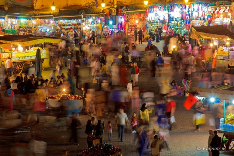 Szaleństwo Marrakeszu, Maroko, Dżemaa el Fna nocą, wieczór na placu, długa ekspozycja