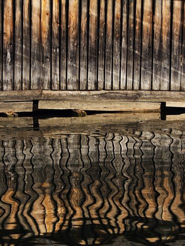 Odbicia w wodzie, Austria, szopa, deski, lustro