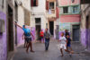 Piłka uliczna, Casablanca, Maroko, chłopcy grający w piłkę na podwórku