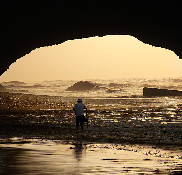 Legzira, Maroko, człowiek w morzu, łuk skalny
