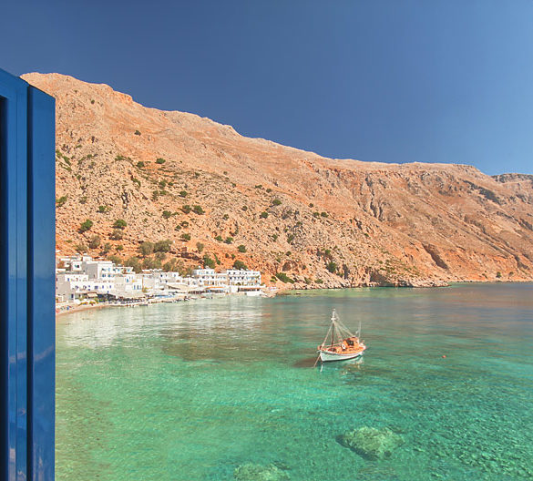 Loutro , Kreta, zatoka, góry, widok przez okno, okiennice