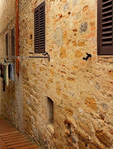 Uliczki San Gimignano w deszczu, Toskania
