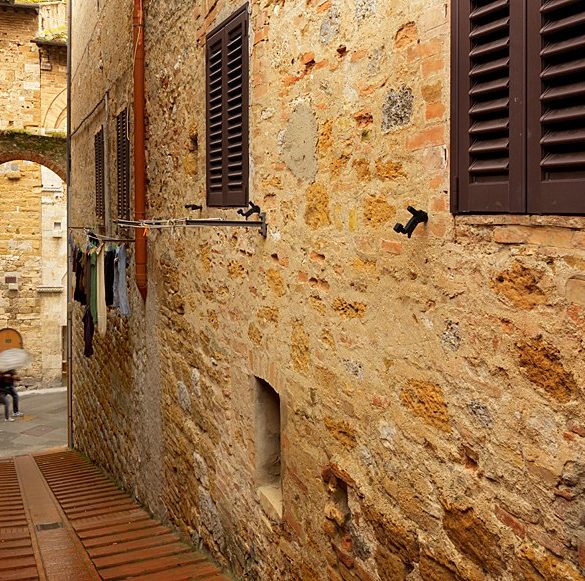 Uliczki San Gimignano w deszczu, Toskania