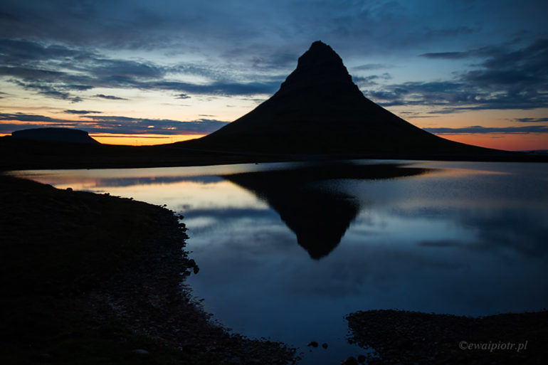Kirkjufell i bezsenność nocy letniej