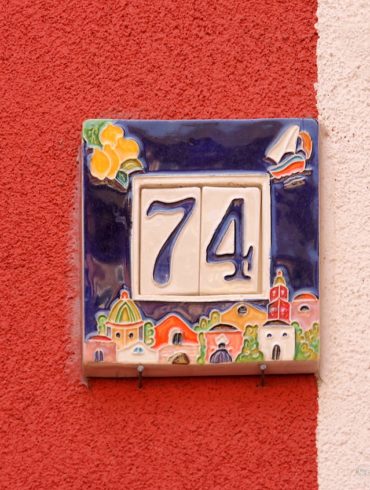 Siedemdziesiąt cztery