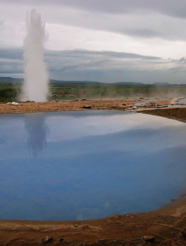 Gejzer Strokkur i niebieska woda, Islandia