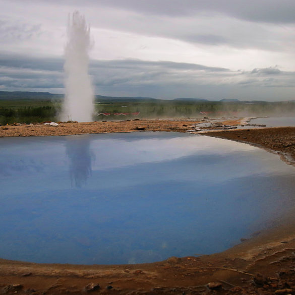Gejzer Strokkur i niebieska woda, Islandia