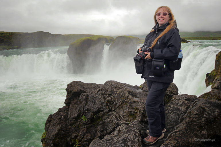 Ewa i wodospad Godafoss, Islandia
