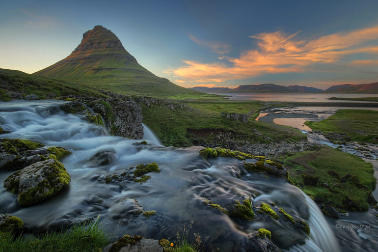 Kirkjufell o zachodzie, Islandia