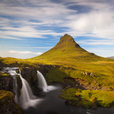 wodospady przy górze Kirkjufell, Islandia