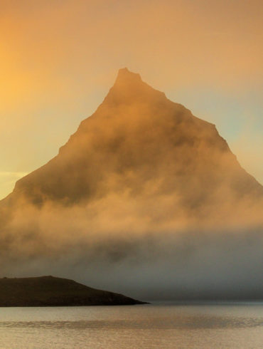 Zachód słońca przy górze Kirkjufell, Islandia