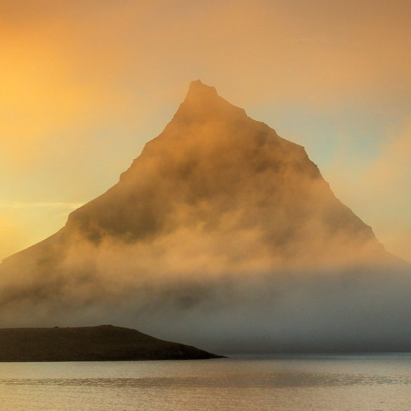 Zachód słońca przy górze Kirkjufell, Islandia