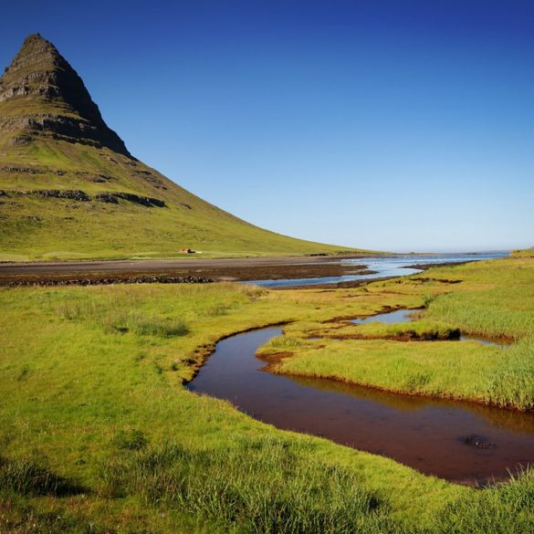 Góra Kirkjufell i słoneczny dzień, Islandia