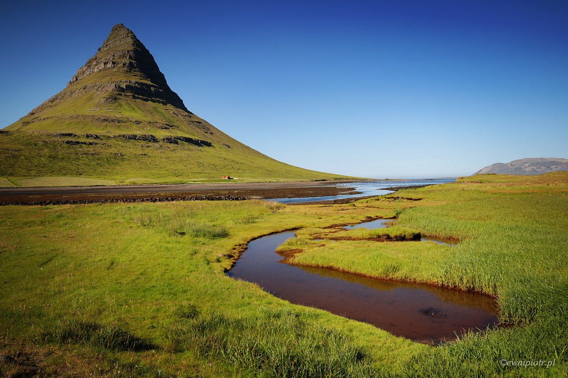 Góra Kirkjufell i słoneczny dzień, Islandia