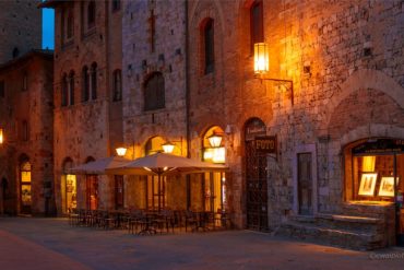 San Gimignano, noc, światła uliczne