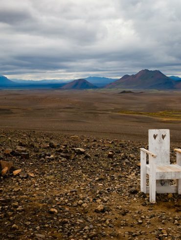 krzesło na wulkanicznej równinie, Islandia, pejzaż Islandii