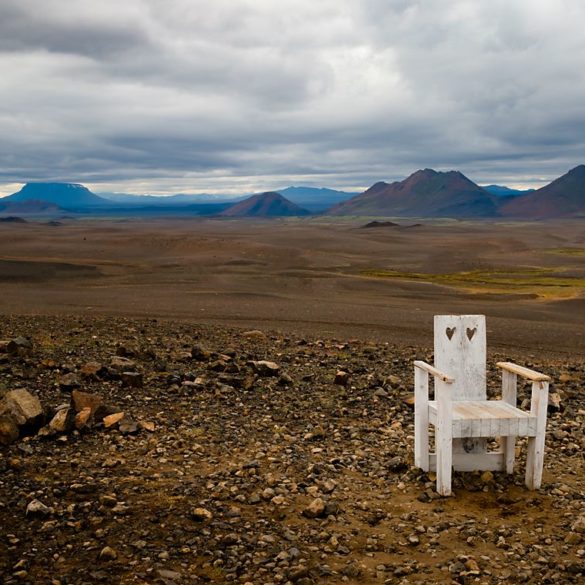 krzesło na wulkanicznej równinie, Islandia, pejzaż Islandii
