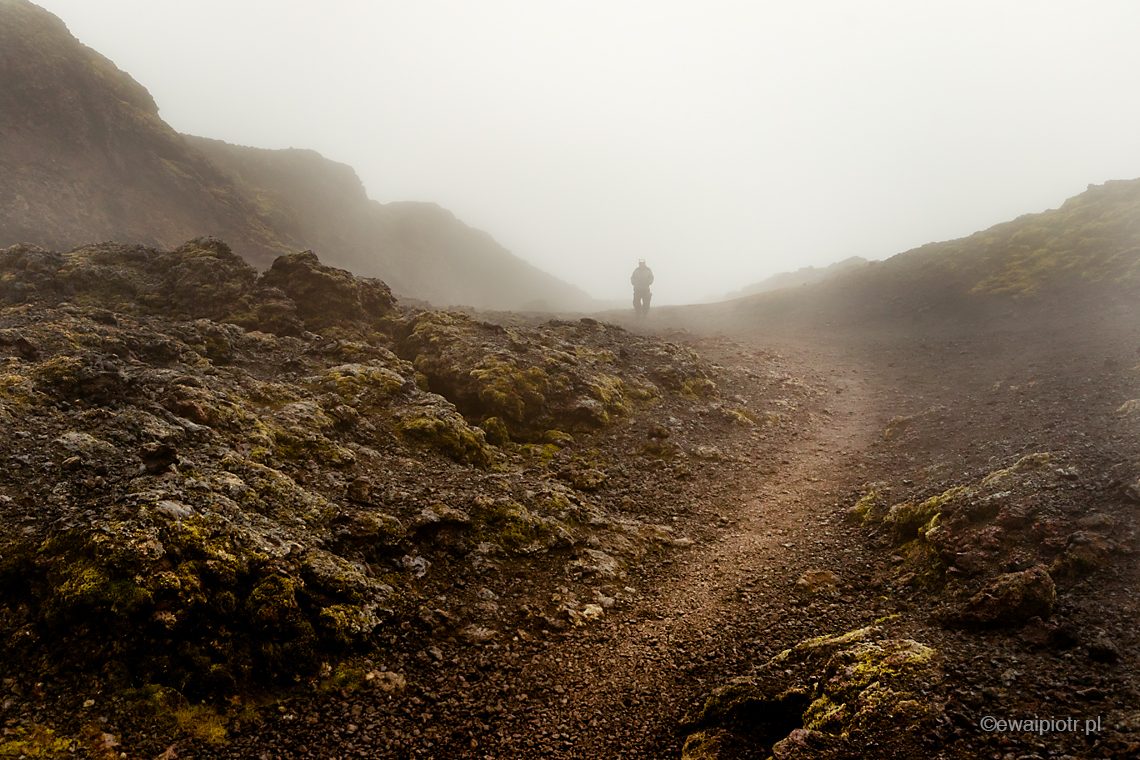 pole lawowe, Krafla, mgła, Islandia, ścieżka, wędrowiec, co jeść na Islandii