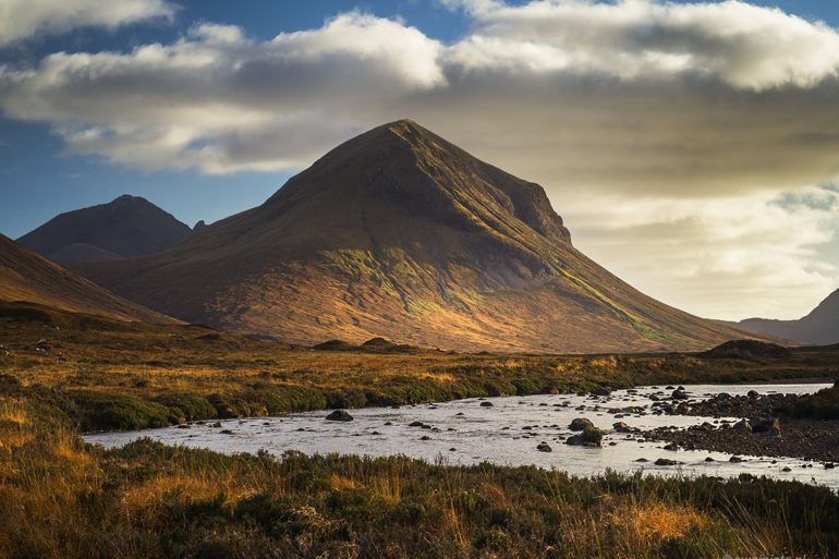 rzeka i góra, wyspa Skye, Sligachan, popołudnie