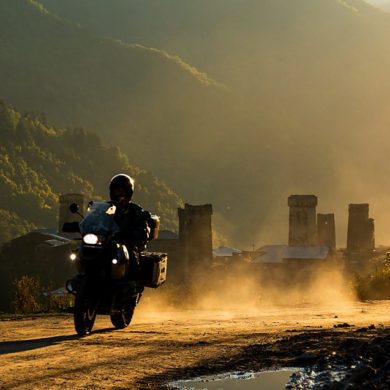 Motocyklista i wieże Uszguli, pod światło, Gruzja, fotowyprawa