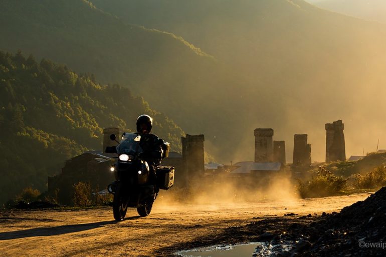 Motocyklista i wieże Uszguli, pod światło, Gruzja, fotowyprawa