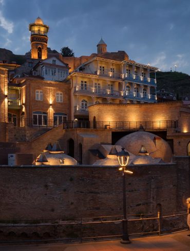 Tbilisi, fotowyprawa do Gruzji, nocne miasto, podświetlone kamieniczki