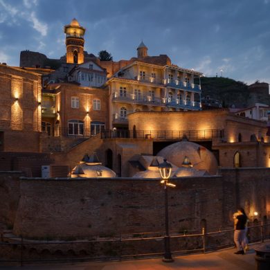 Tbilisi, fotowyprawa do Gruzji, nocne miasto, podświetlone kamieniczki