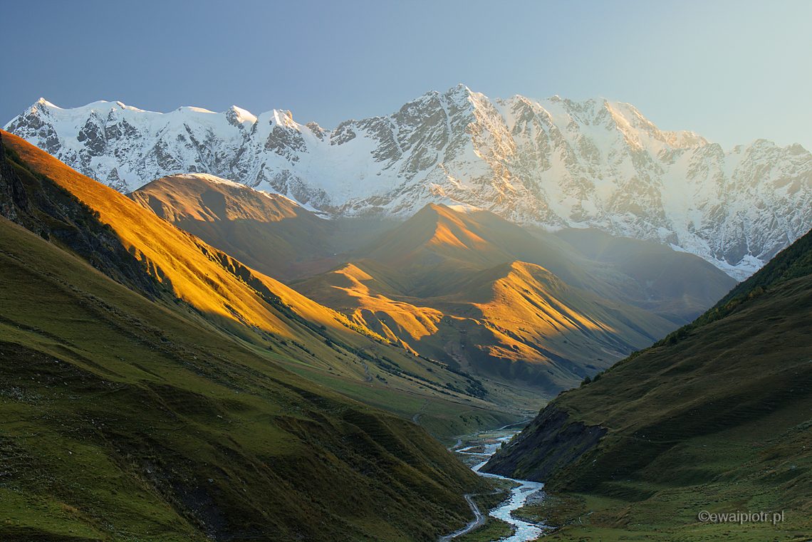 wschód słońca, Szchara, Kaukaz, Gruzja, górska rzeka, góry w śniegu, warsztaty fotograficzne