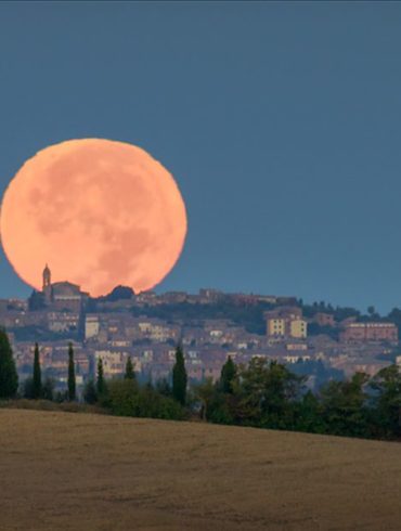 Księżyc nad San Quirico d’Orcia, Toskania