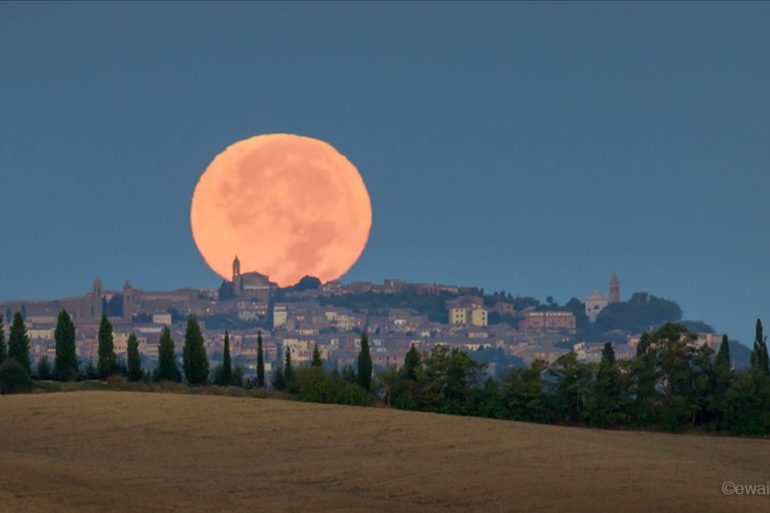 Księżyc nad San Quirico d’Orcia, Toskania