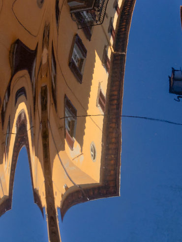 Odbicia, kamieniczki i karoseria samochodu, fotowyprawa Toskania