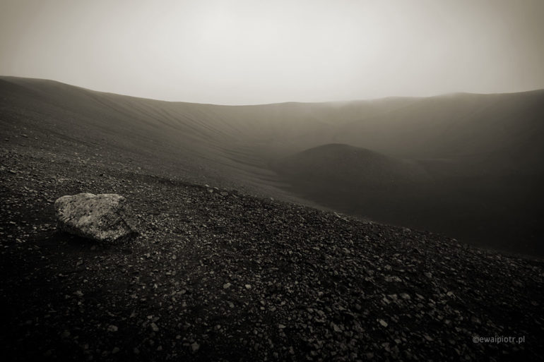 kamień i wulkan, Islandia, mgła, krater