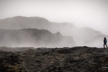 Człowiek i pole lawy, Islandia, fotowyprawa, Mroczna Islandia,