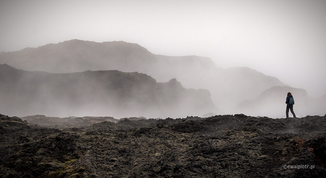 Człowiek i pole lawy, Islandia, fotowyprawa, Mroczna Islandia,