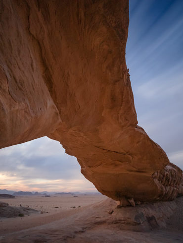 Skalny łuk na Wadi Rum, Jordania