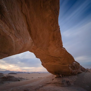 Skalny łuk na Wadi Rum, Jordania