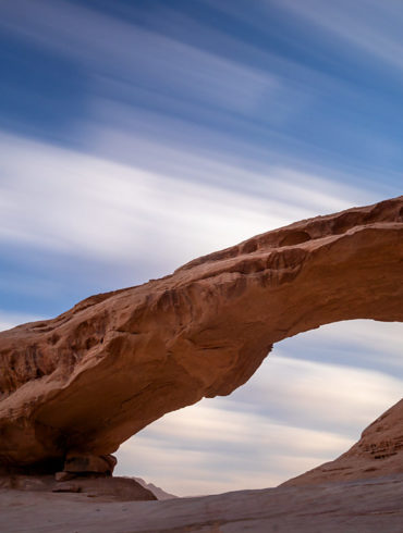 Skalny łuk na Wadi Rum, Jordania