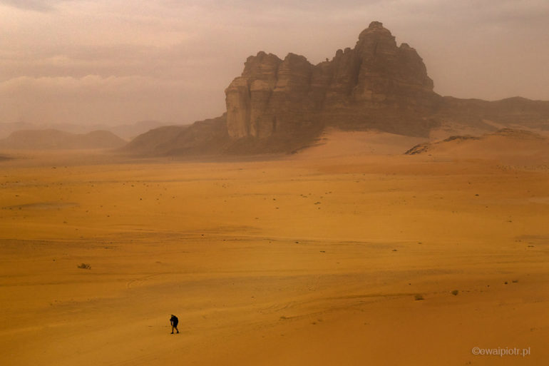 Burza piaskowa na pustyni Wadi Rum, Jordania