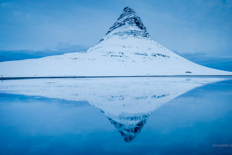 góra Kirkjufell zimą , Islandia, przypływy i odpływy