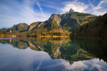 Widok na Alpsee i Neuschwanstein, Bawaria, odbicia